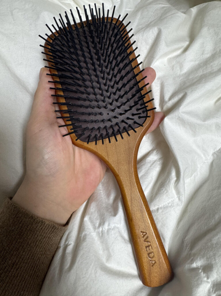 Lược chải mái chèo bằng gỗ Aveda