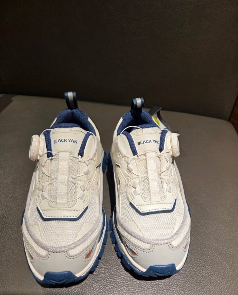 Giày thể thao quay số trẻ em Black Yak