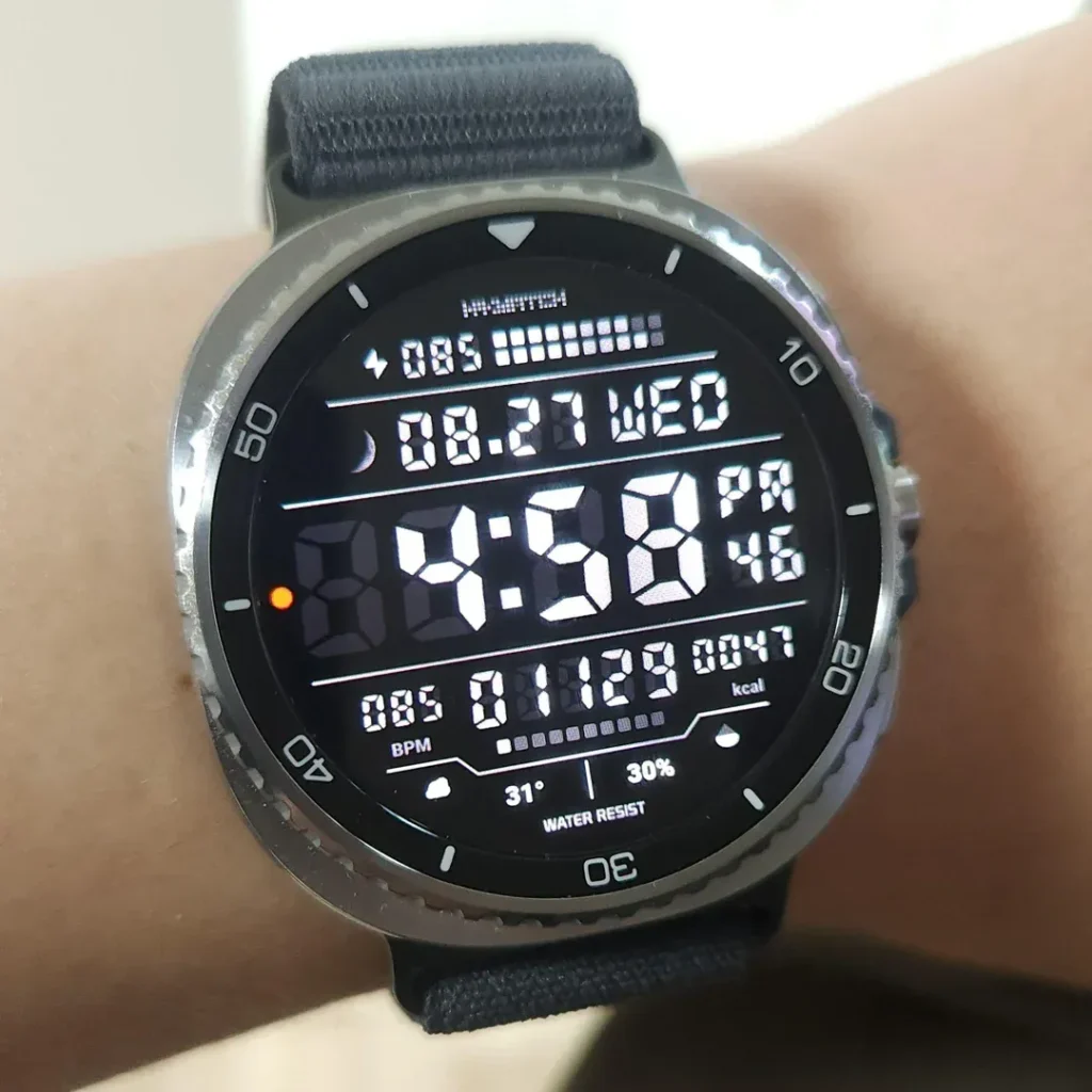 2 loại trong đó có Galaxy Watch Face HMK D043