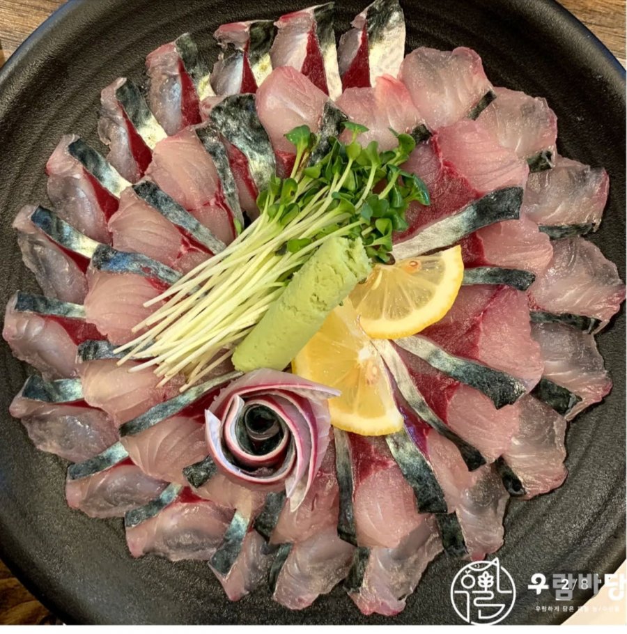 Phi lê sashimi cá thu sống, khoảng 270g sau khi cắt nhỏ